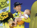 Ausflug: Bei ihrem Tour-Etappensieg nahm Lorena Wiebes das Kind ihrer ehemaligen Teamkollegin Esther van Veen mit aufs Podium.