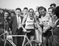 Doppelte Freude: Serse Coppi (Bildmitte; rechts sein Bruder Fausto) gewann 1949 –  und mit ihm der zweite Sieger André Mahé.