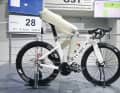 Sans dérailleur arrière, l'Aerfast.5, testé avec une peinture blanche, économise trois watts sur la puissance aéro.
