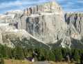 Le gouffre des Dolomites : comme des fourmis, les cyclistes grimpent du sud vers le Sellajoch devant les imposantes parois du groupe Sella. Au fond à gauche : le Piz Boé (3152 m).