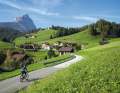 Signpost: The Peitlerkofel shows cyclists coming from the Gadertal valley the way to the Würzjoch.