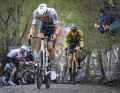 Machtvoll: Am Koppenberg zeigt Mathieu van der Poel seine ganze Klasse. Hinter ihm müssen etliche Fahrer absteigen und schieben.