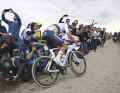 Umjubeltes Solo: Die letzten 60 Kilometer über das Kopfsteinpflaster von Paris-Roubaix fuhr Mathieu van der Poel allein an der Spitze.