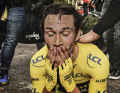 Stupéfaction : dans le dernier contre-la-montre du Tour 2020, le Slovène Primoz Roglic perd la victoire du Tour qu'il croyait acquise au profit de son compatriote Tadej Pogacar.