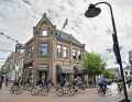 As here in Dokkum, the cyclists are repeatedly guided through the towns along the route