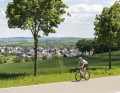 Idyllique : allée avec vue sur Dornholzhausen dans le district Rhin-Lahn.