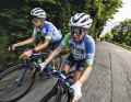 Équipe de course : Nina et Obi ensemble sur le parcours. Entre-temps, chacun roule à son propre rythme