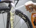 Une fois la transmission rincée, tu peux shampooiner le reste du vélo avec du nettoyant pour vélo