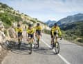 En deuxième ligne ? Niklas Behrens (deuxième à partir de la droite) avec de nouveaux coéquipiers de Visma-Lease a Bike autour de Victor Campenaerts (troisième à partir de la droite)