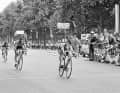Premiere - Nach 27 Runden gewinnt Walter Godefroot den ersten Sprint auf den Champs-Élysées 1975 vor Robert Mintkiewicz (links), Gerben Karstens (links, verdeckt) und Regis Delepine (Mitte)
