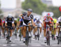 Deutsche Ära - 2014 gelang Marcel Kittel (oben) der zweite Sieg in Folge im prestigeträchtigsten Sprint des Radsports. André Greipel (im weißen Trikot rechts), in dem Jahr als Vierter noch knapp geschlagen, konnte die deutsche Siegesserie 2015 und 2016 (Bild rechts) fortsetzen und die Podiumszeremonie genießen