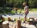 Handarbeit: Holz spalten für den Winter