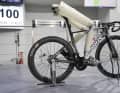 Keine halbe Sache: Der tretende Bein-Dummy bildet die wesentlichsten aerodynamischen Effekte eines Rennrades samt Fahrer im Wind ab