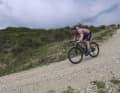 Tricky downhill: Brake carefully, steer bravely: The few steep descents on rough gravel are technically demanding