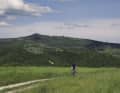Des dizaines de montées : Dans les collines verdoyantes qui encadrent la haute vallée du Tibre, les montées et les descentes sont constantes et le dénivelé n'est pas économisé.