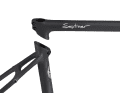 Au niveau du nœud d'assise, la tige de selle insérée assure la stabilité nécessaire.