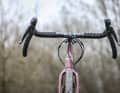 Le guidon du Fuji a des dimensions extrêmes. Alors que les extrémités des guidons de gravel sont en moyenne inclinées de 15 degrés, celles du vélo américain sont inclinées de 25 degrés.