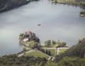 Un motif de carte postale : le Castel Toblino sur la presqu'île vu d'en haut.