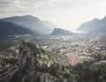 Vue sur Arco et le lac de Garde avec le Minte Brione, qui marque la frontière entre Riva et Torbole sur la rive nord.