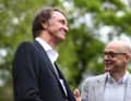 Seit 2019 ist der Milliardär Jim Ratcliffe (l.) der Geldgeber für Ineos Grenadiers. David Brailsford (r.) verantwortet die sportlichen Abläufe im Team.