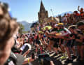 Bain de foule : Pidcock passant l'épingle des Hollandais en route pour la victoire d'étape du Tour à l'Alpe d'Huez / Photo : Getty Images / Marco BERTORELLO