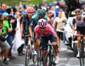 Wer wie Richard Carapaz beim Giro d'Italia Rosa trägt,  ist der Gejagte und muss sich dem Druck stellen