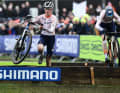 Allez Hopp! Fem van Empel (links) und Puck Pietersee kämpfen mit den Hindernissen bei der Cyclocross-WM in Hoogerheide, 4. Feburar 2023