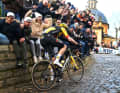 Mauer von Geraardsbergen: Der spätere Sieger Dylan van Baarle fährt bei Omloop Het Nieuwsblad als Erster über die Kult-Steigung, 25. Februar 2023