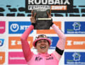 Paris-Roubaix se caractérise par de nombreux secteurs pavés. Il n'est donc pas étonnant que le vainqueur reçoive un pavé en guise de trophée.