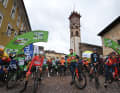 Das Peloton am Start der 5. Etappe der Tour of the Alps 2023 in Cavalese