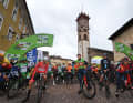 Le peloton au départ de la 5ème étape du Tour des Alpes 2023 à Cavalese