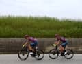 Zwei Ausreißer setzen sich vom Peloton ab: Alexander Konychev und Veljko Stojnic (beide Team Corratec - Selle Italia)