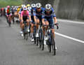 Dans le peloton, Soudal - Quick Step, l'équipe de Remco Evenepoel, s'occupe de la poursuite.