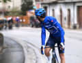 Pinot se fait reprendre par le peloton après le premier classement de la montagne, qu'il remporte