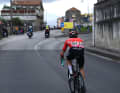 Mit Alessandro Verre (Arkea-Samsic) kämpft ein Verfolger lange um den Anschluss, wird aber nach gut 90 Kilometern vom Peloton eingeholt
