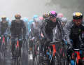 C'est surtout la première partie de l'étape qui est marquée par le mauvais temps. La pluie et le froid donnent du fil à retordre aux coureurs
