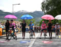 Bei Sonne warteten die Trikotträger Jonathan Milan, Thibaut Pinot. Geraint Thomas und Joao Almeida am Start in Sierra auf den Beginn der 14. Etappe.