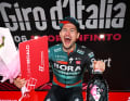 Riesige Freude bei Nico Denz über seinen zweiten Etappensieg bei Giro d'Italia 2023.