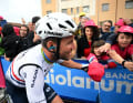 Am Start in Seregno war es heute wie auf der gesamten Etappe trocken. Das veranlasste auch Mark Cavendish zu einem Lächeln. Der Sprinter wurde heute 38 Jahre alt.