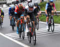 Peu après, 13 autres coureurs les ont rejoints, dont Brandon McNulty.