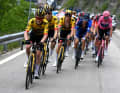 Im Peloton kontrollieren Jumbo-Visma und Groupama-FDJ das Tempo