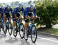 Im Peloton arbeiten die Sprinterteams, wie Movistar für Fernando Gaviria
