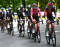 Dans le peloton, Ineos Grenadiers mène après