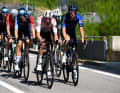 Sept échappés marquent la 18ème étape : Thibaut Pinot (Groupama-FDJ), Aurelien Paret-Peintre (AG2R-Citroën Team), Filippo Zana (Team Jayco-AlUla), Derek Gee et Marco Frigo (les deux Israel-Premier Tech), Warren Barguil (Arkea-Samsic) et Vadim Pronskiy (Astana Qazaqstan Team)