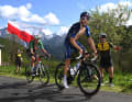 Filippo Zana et Thibaut Pinot se détachent de leurs compagnons d'échappée dans le final