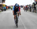 L'échappée se désagrège en cours de route. Derek Gee s'échappe juste avant la montée finale ...