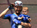 Jose Joaquin Rojas mit seinem Sohn bei der Teampräsentation auf der 21. Etappe des Giro d'Italia.