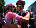 Primoz Roglic hat das Duell um Rosa gegen Geraint Thomas für sich entschieden. Vor der 21. Etappe gab es eine Umarmung.