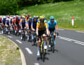 Dans le peloton, Jumbo-Visma autour de Jonas Vingegaard et du leader du classement général Christophe Laporte mènent après