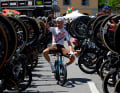 Le Suisse, qui mettra un terme à sa carrière à la fin de la saison, a été particulièrement fêté avant l'étape, qui a débuté près de chez lui. Ses collègues ont également fait le piquet avec leurs vélos.